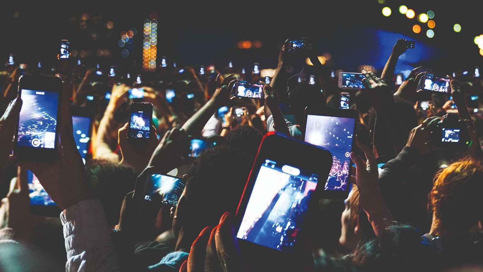 17 Ratio 16 9-Vodafone Business - Micro - Crowd Of People With Phones