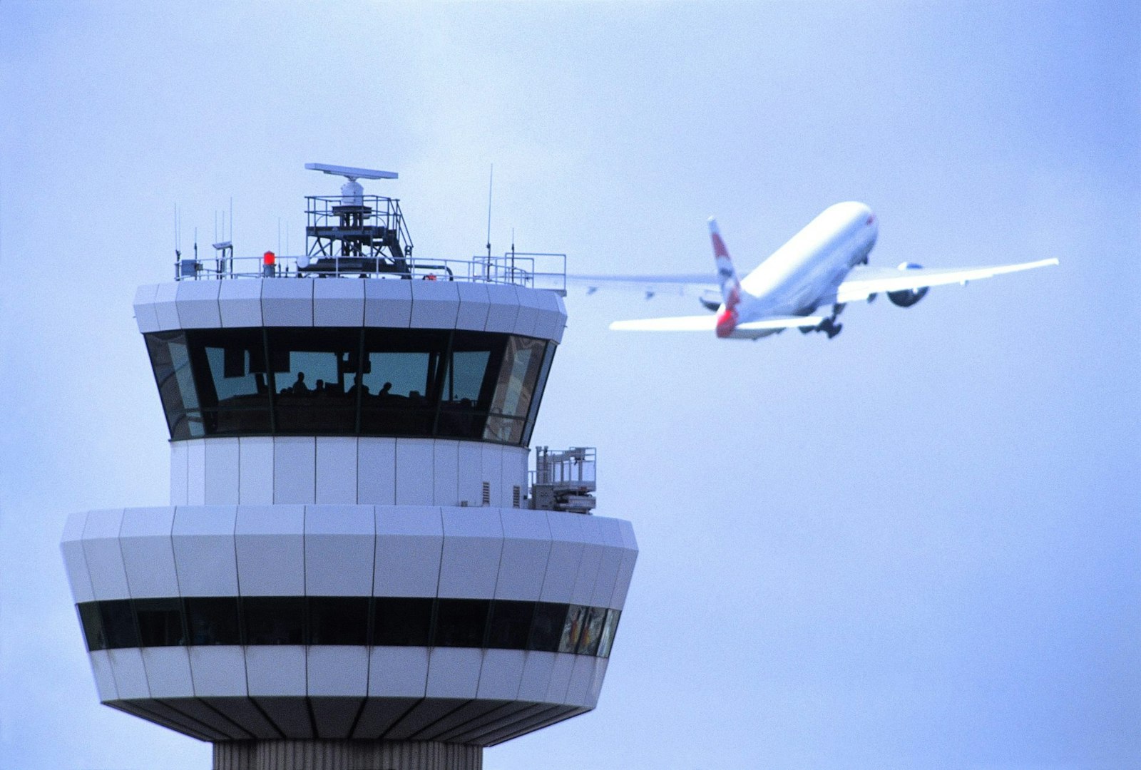 Gatwick-picture-control-tower-with-aircraft-1900x1283 0